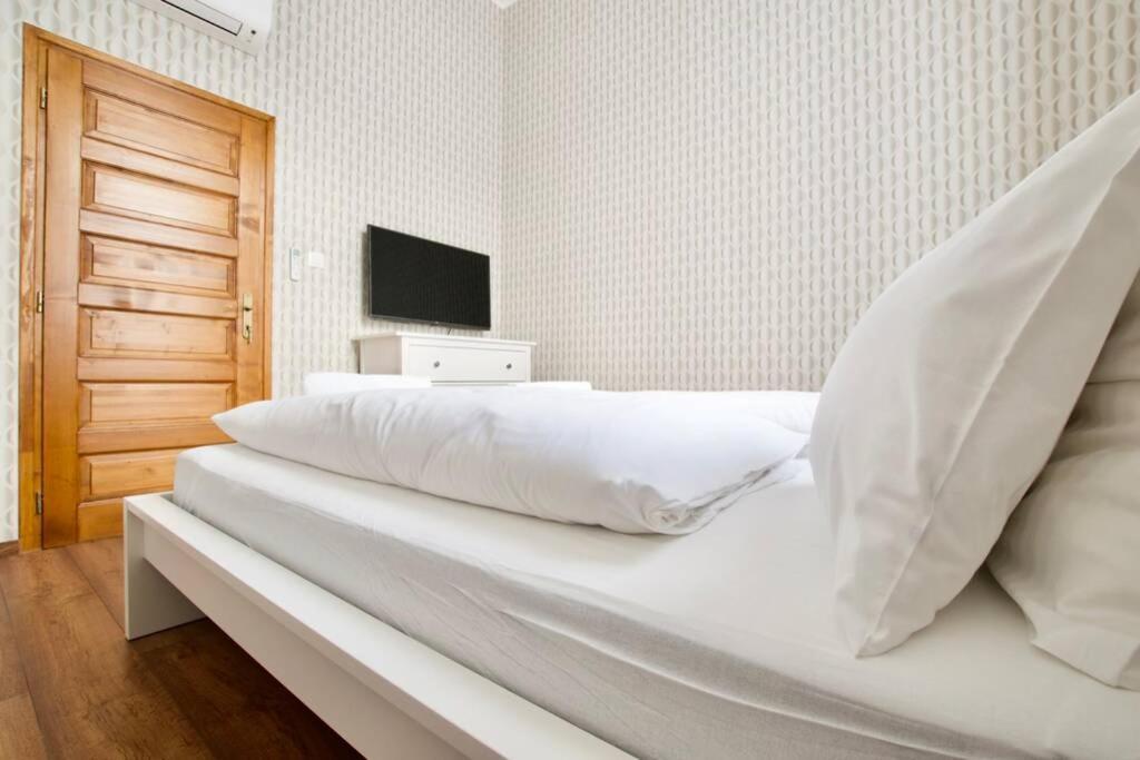Premium Apartment By Hi5 - Central 3 Bedroom Budapesta Exterior foto