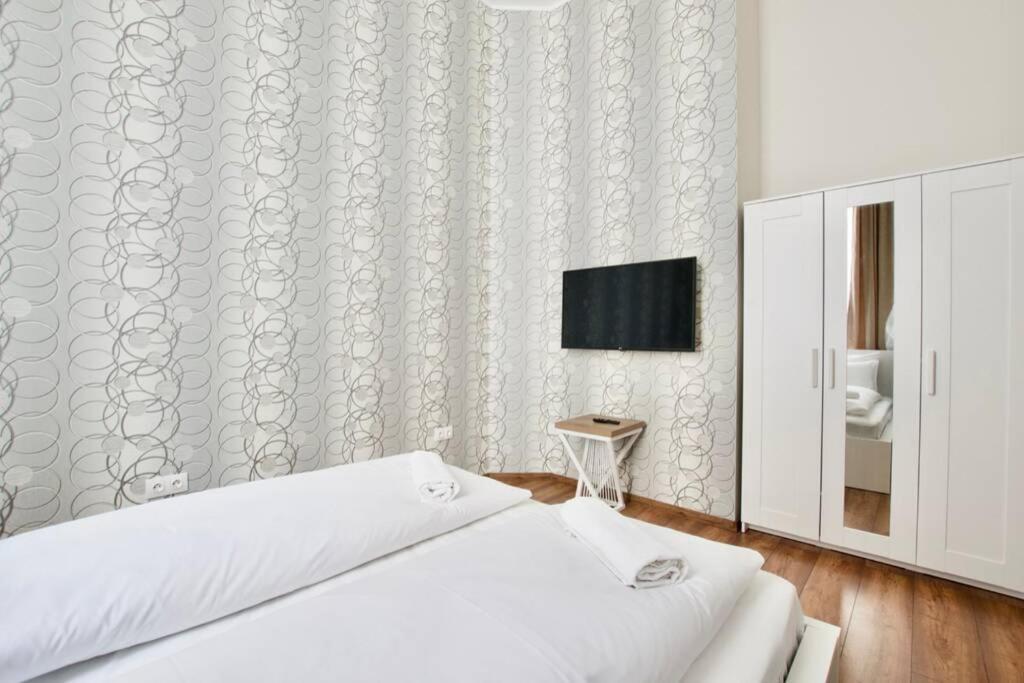 Premium Apartment By Hi5 - Central 3 Bedroom Budapesta Exterior foto